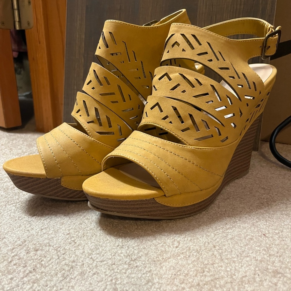 The cover photo is the real color. Size 11, gold color, leather like shoes